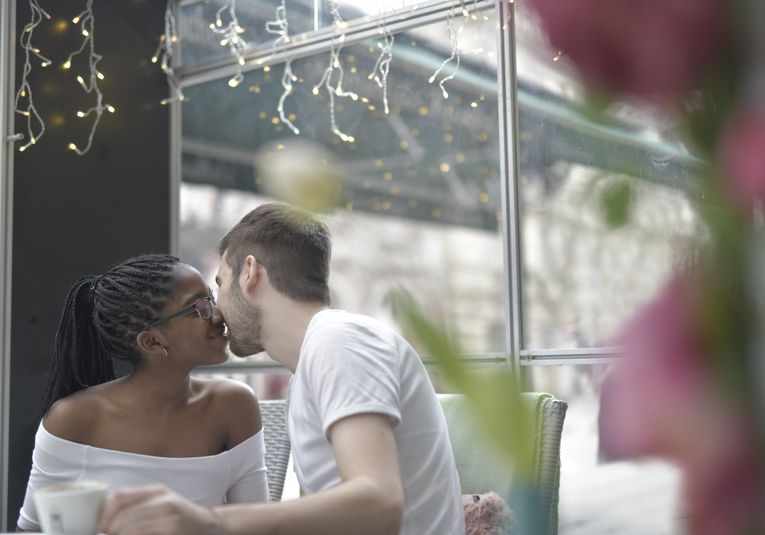 Online dating: starting a conversation on a niche platform