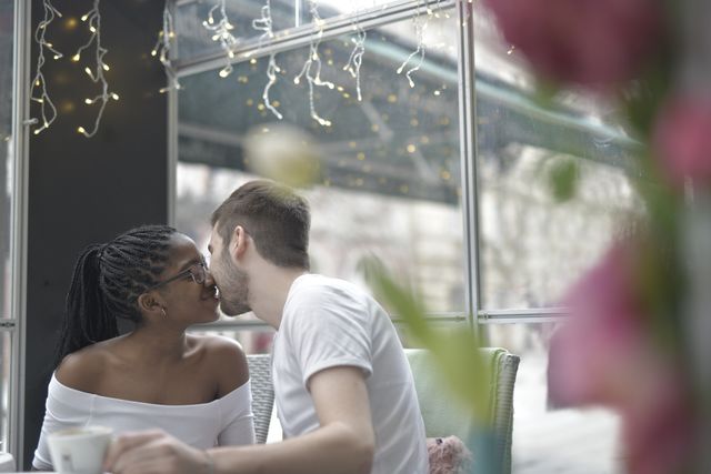 Koppel deelt een teder moment in een café
