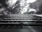 低角度镜头下的摩天大楼，黑白相间的云引人注目