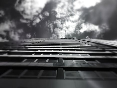 低角度镜头下的摩天大楼，黑白相间的云引人注目