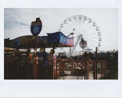 Foto Polaroid De Um Parque De Diversões