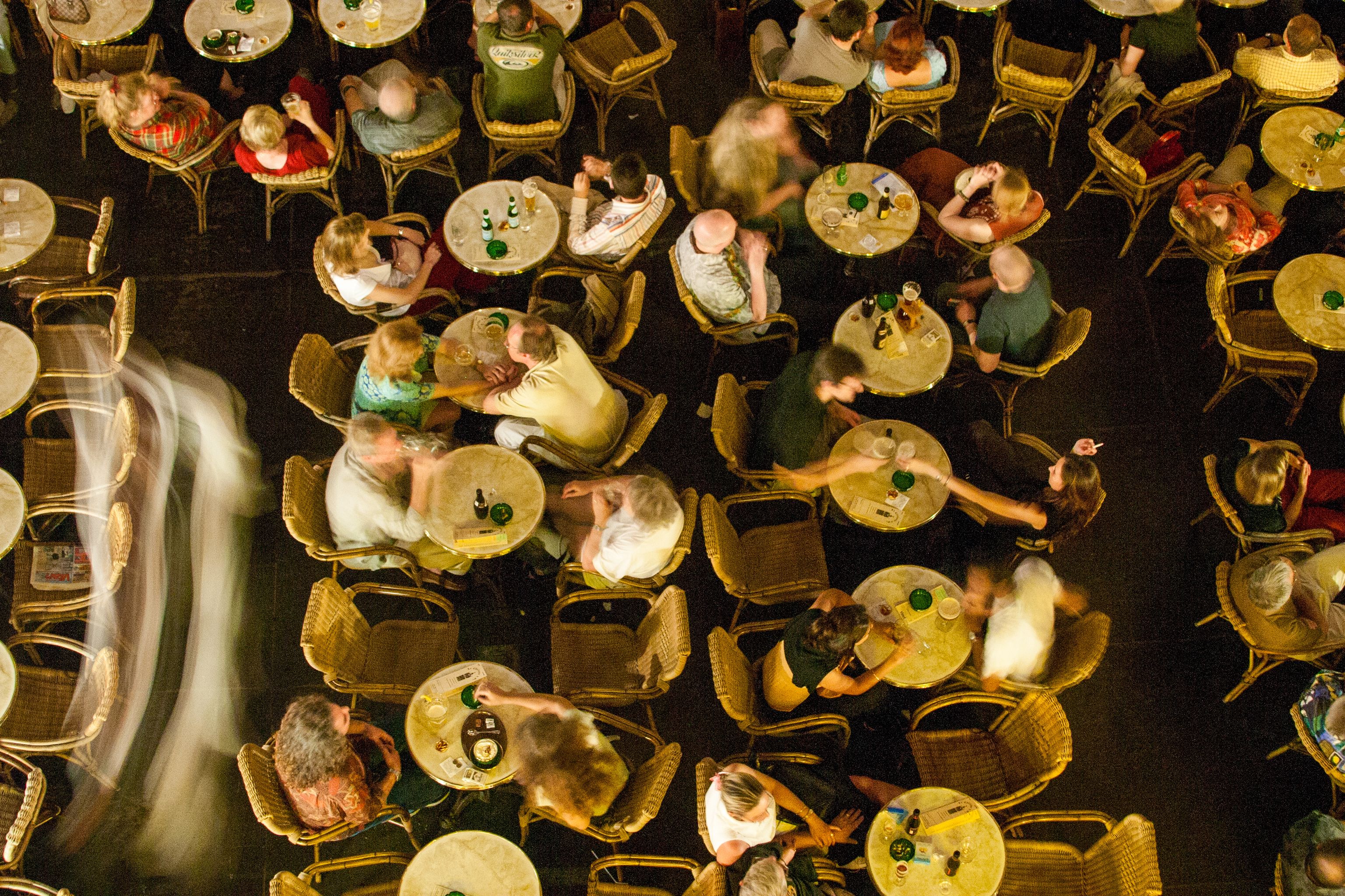 Restoran ramai pengunjung dengan meja penuh