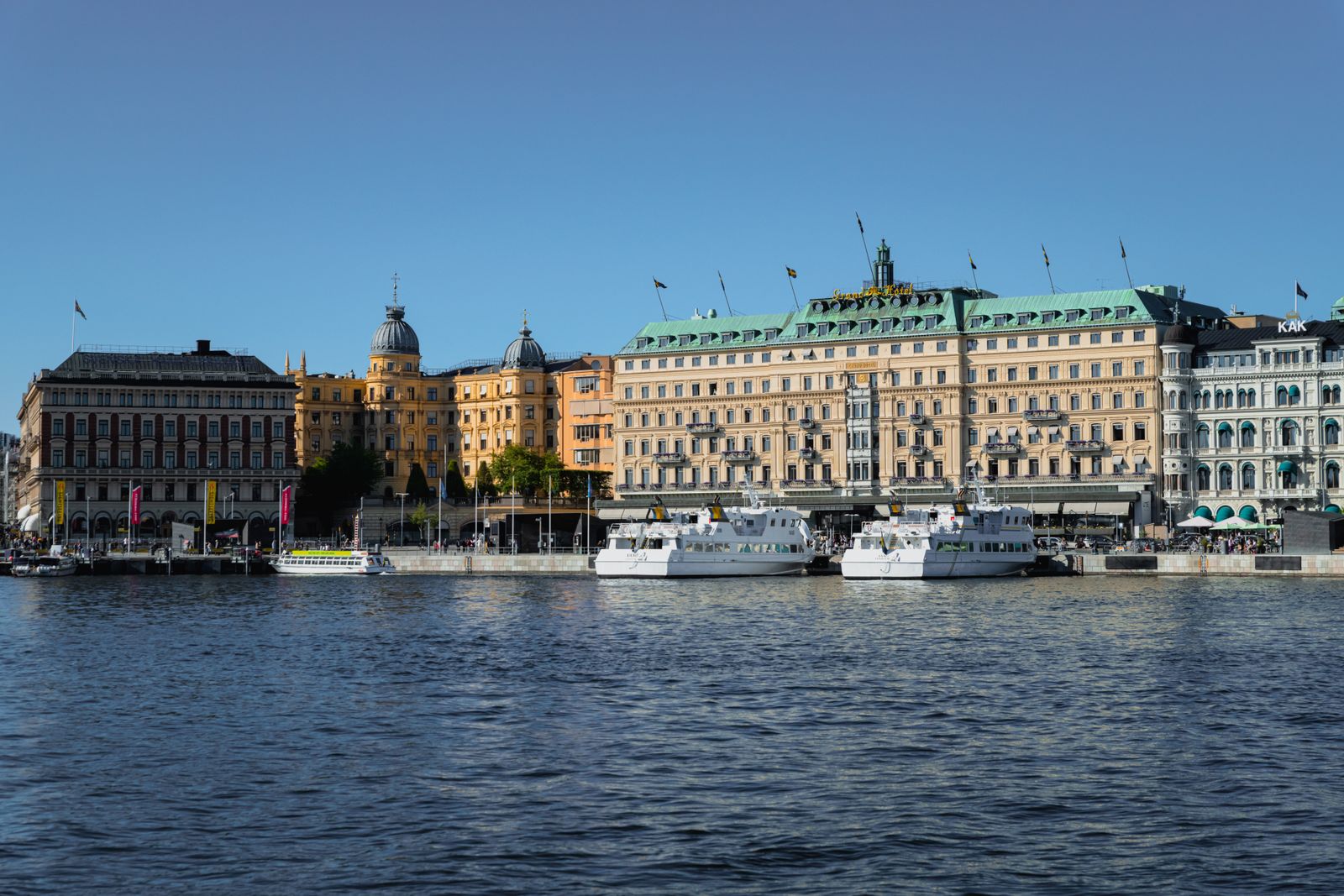 Cazare în Stockholm: Grand Hôtel și cheiul de pe Blasieholmen, la marginea Norrmalm