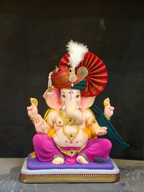 Free A vibrant Ganesh idol adorned with traditional Indian attire and ornaments. Stock Photo