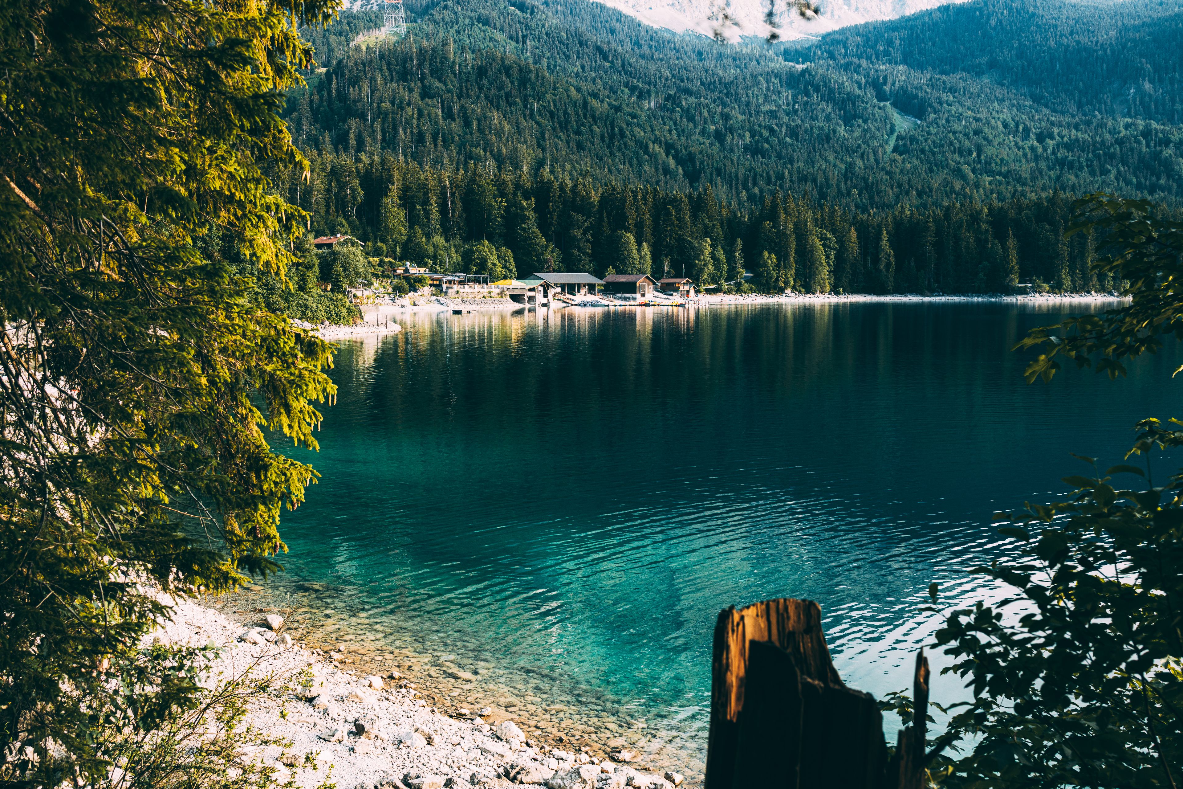 MacBook 桌面：Discover the serene beauty o