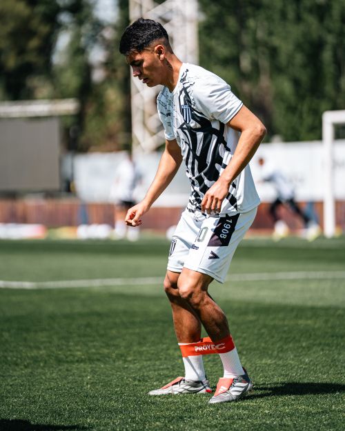 Free Focused young soccer player practicing on a sunny day outdoors. Stock Photo