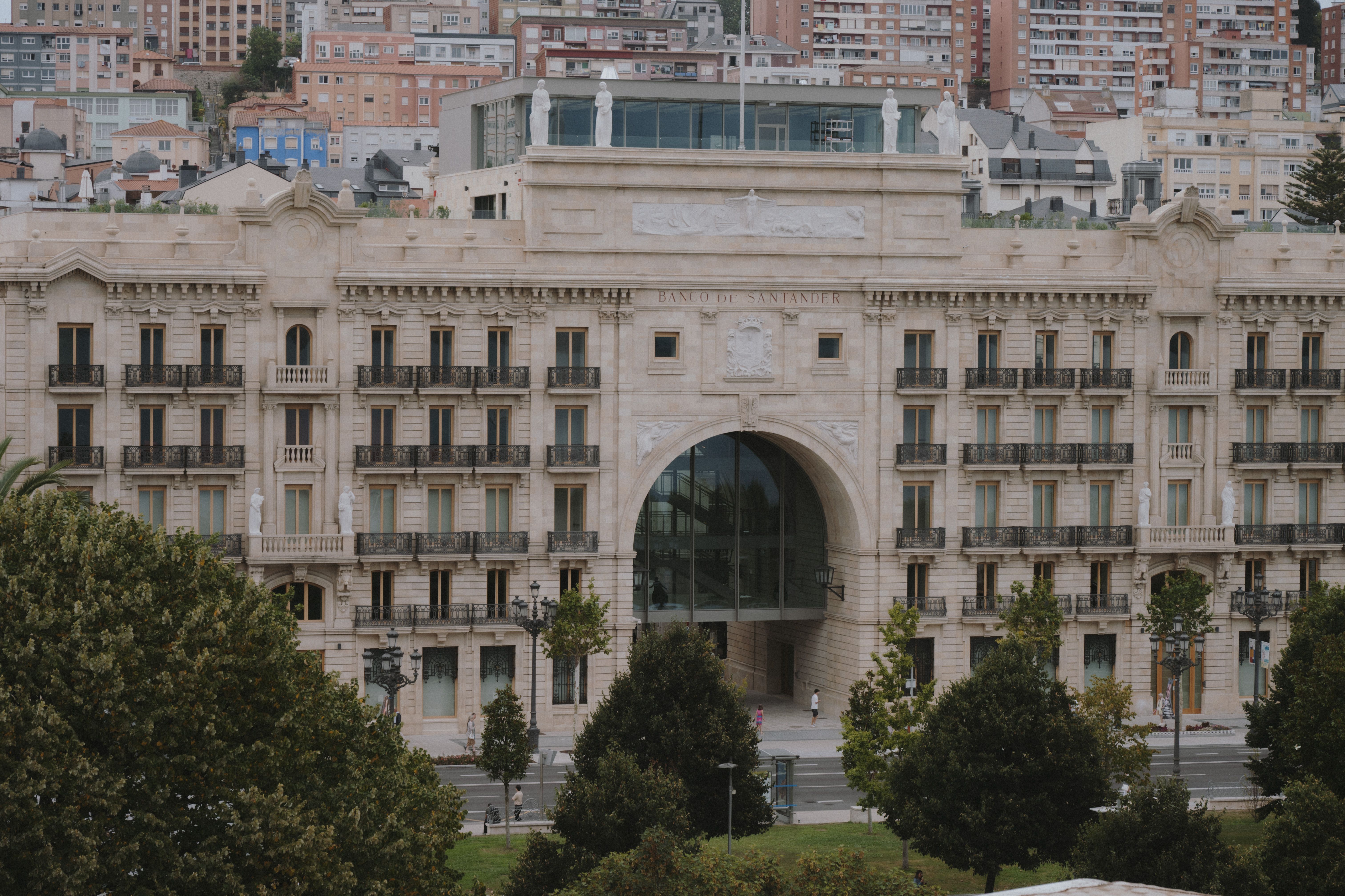 Santander repurchases 10.9 million shares, spending €696.8 million