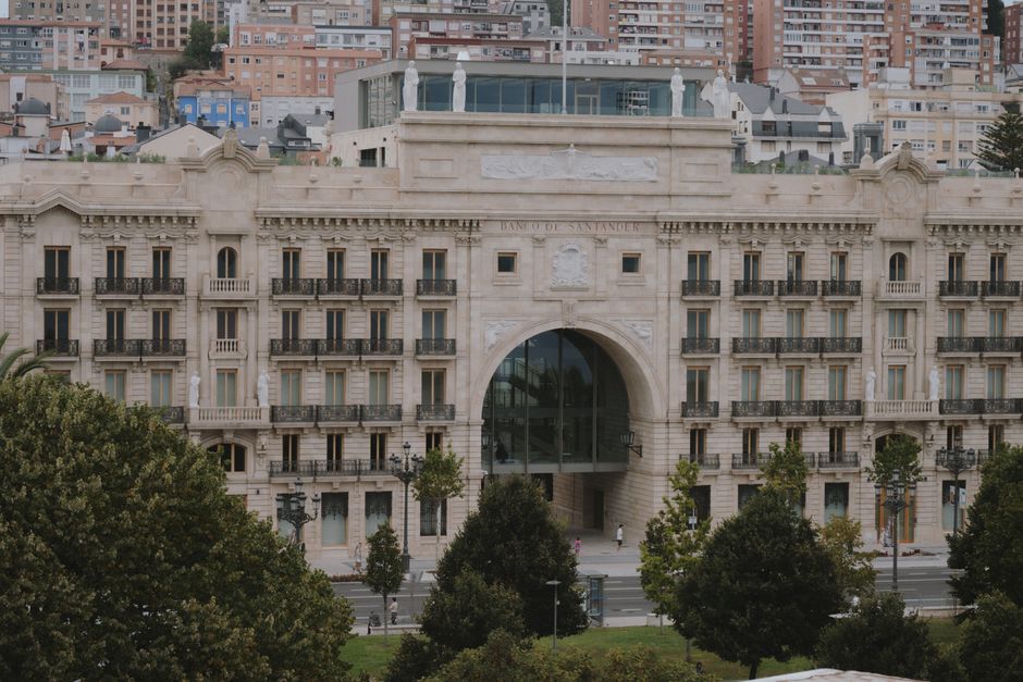 Santander repurchases 10.9 million shares, spending €696.8 million