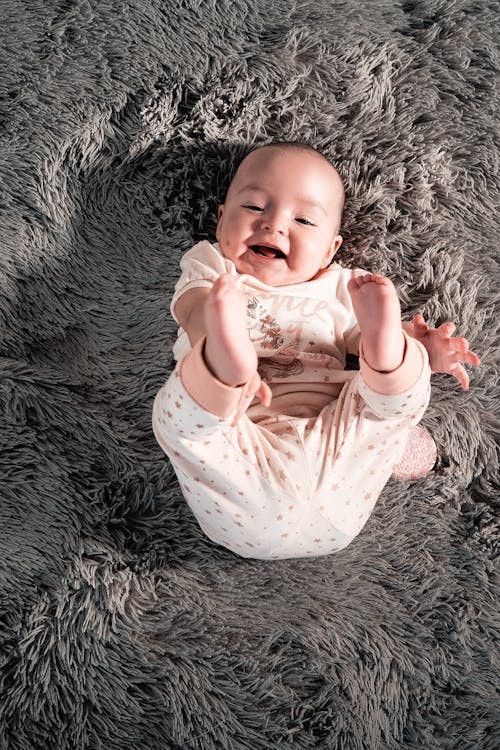 모피 카펫에 누워 귀여운 작은 아기