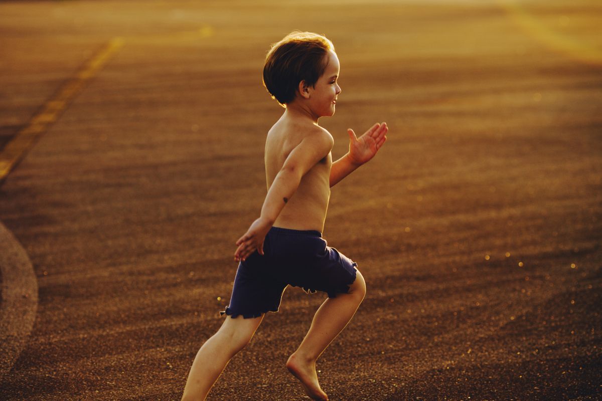 Una sala de estar limpia y libre de humo con un niño jugando en el piso