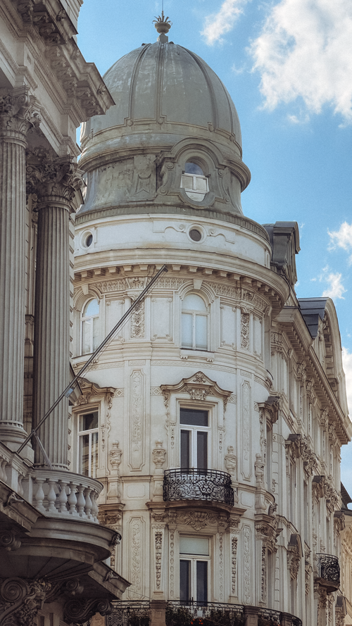 Free Elegant historic building in Vienna, Austria, showcasing intricate architectural details under a clear blue sky. Stock Photo