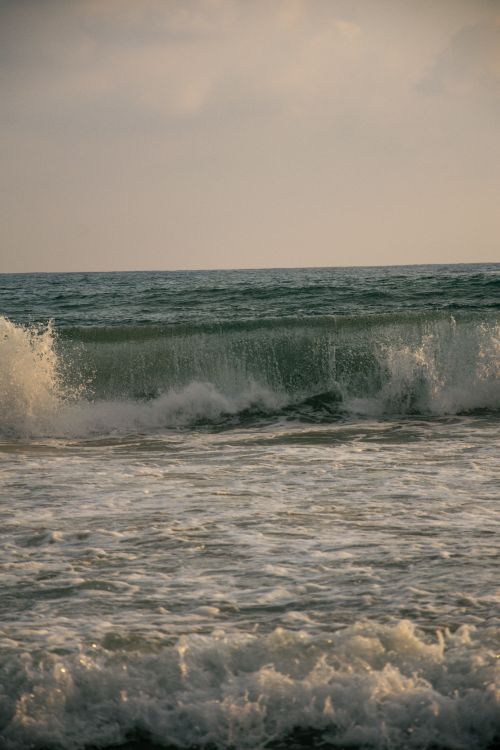 Free Gentle waves crashing on a tranquil Turkish beach during a serene summer day, ideal for relaxation. Stock Photo