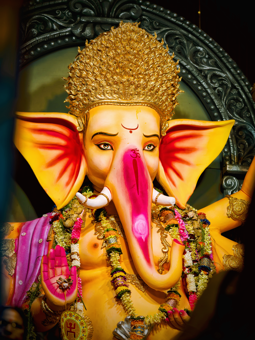 Free Colorful Ganesh idol adorned with flowers, perfect for Ganesh Chaturthi celebrations in India. Stock Photo