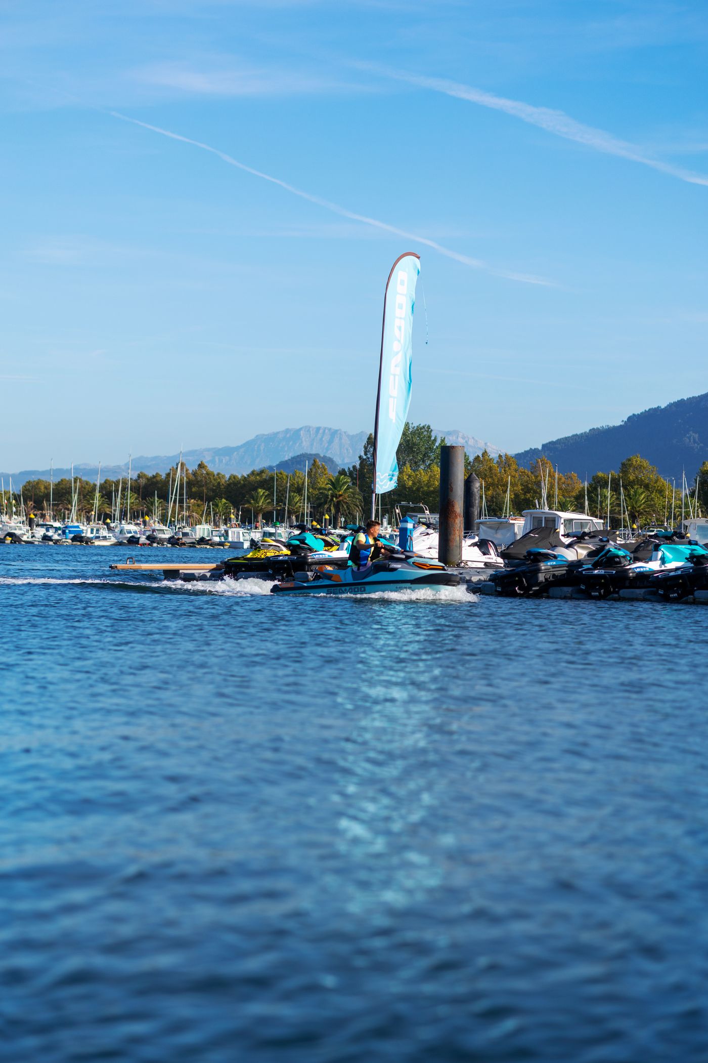 Jet skis atracados numa marina europeia