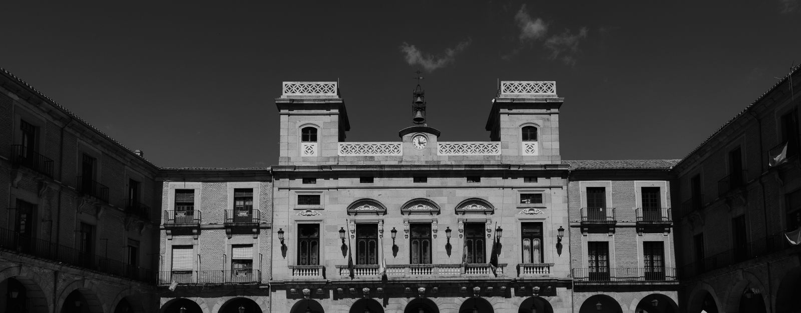 Black and white view of Plaza del Mercado Chico, Ávila, capturing its historic charm.