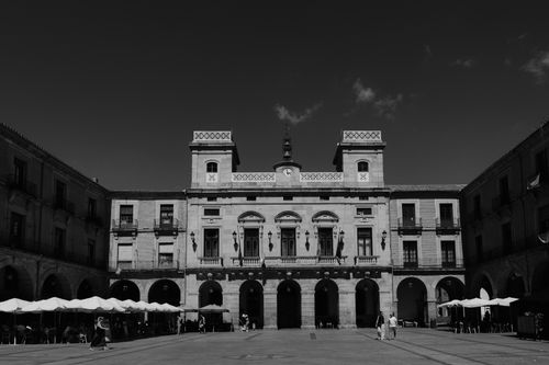 Free Black and white view of Plaza del Mercado Chico, Ávila, capturing its historic charm. Stock Photo