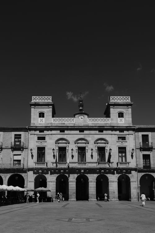 Free Black and white image of the historic town hall in Plaza Mayor, Ávila, Spain showcasing classic architecture. Stock Photo
