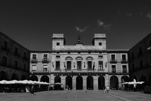 Free Monochrome view of Plaza Mayor in Ávila, showcasing classic Spanish architecture. Stock Photo