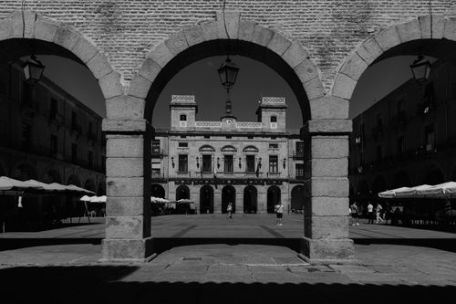 Free Black and white photo of Ávila's Plaza del Mercado Chico showcasing its historic architecture. Stock Photo
