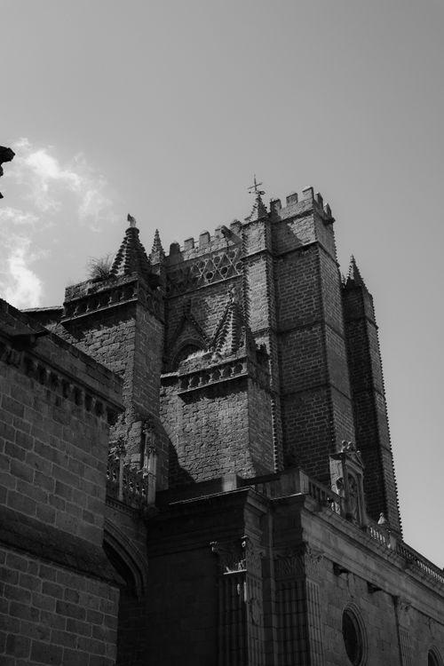 Free Striking view of Avila Cathedral's architecture in black and white, showcasing its medieval grandeur. Stock Photo