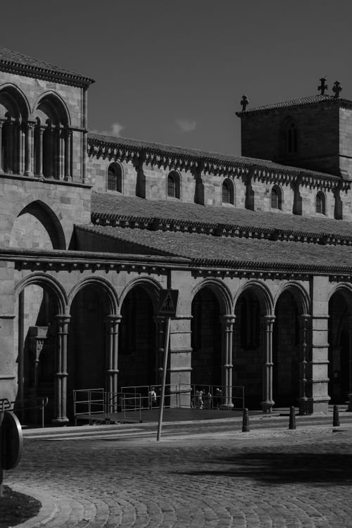 Free Black and white photo of Ávila Cathedral showcasing Gothic architecture and historic arches. Stock Photo