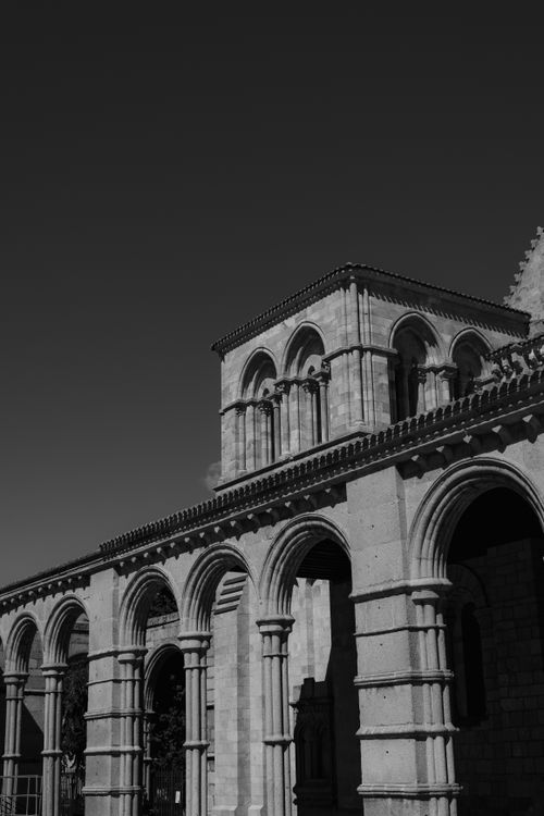 Free Black and white image of the Gothic arches of Ávila Cathedral in Ávila, Spain. Stock Photo