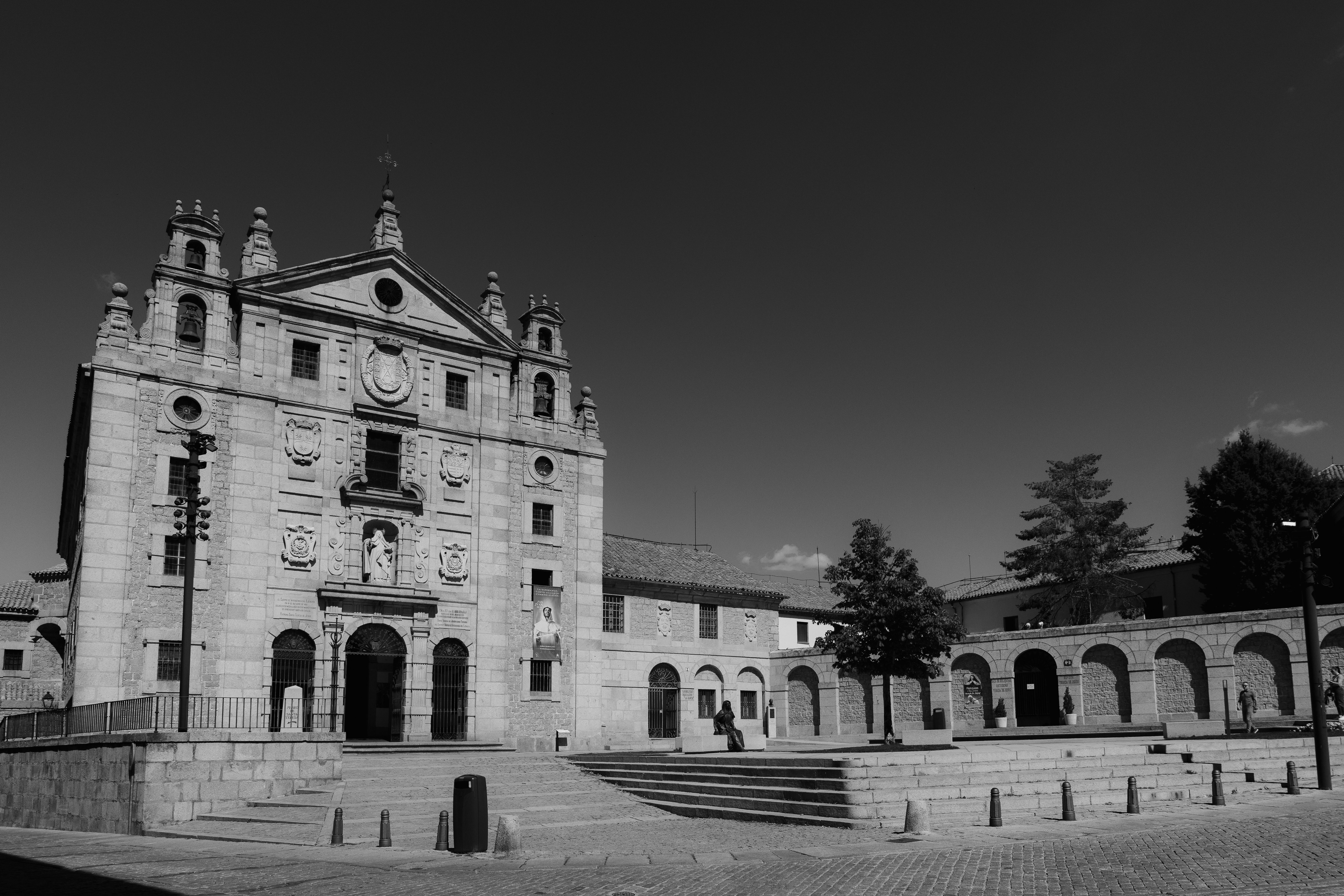 Black and white photo of the historic Monastery of St. Thomas in Ávila, Spain, highlighting its classic architecture.