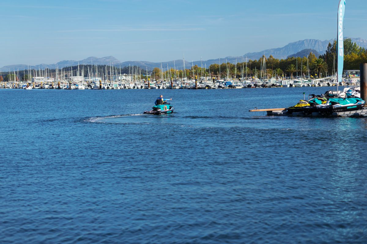 Jet ski a circular numa marina