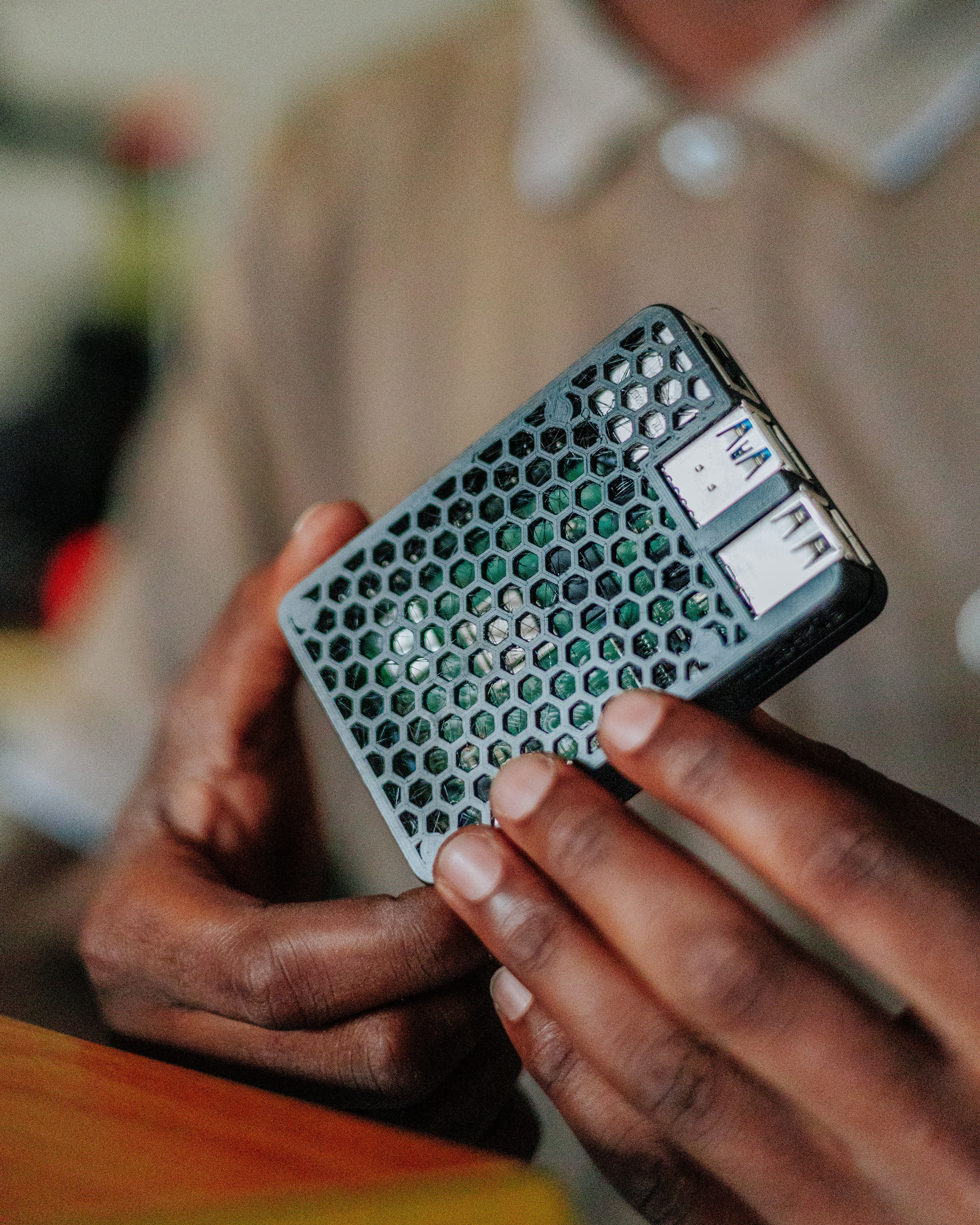 Raspberry Pi con carcasa hexagonal, para ilustrar reproductores de audio local en red