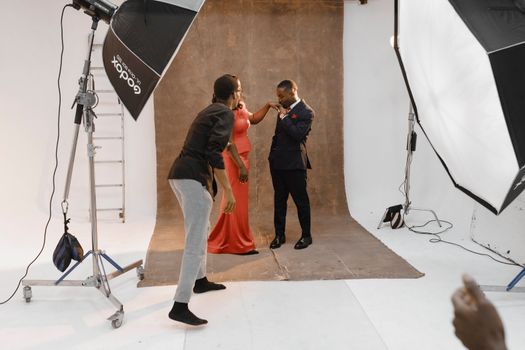Behind-the-scenes view of a professional portrait photoshoot in an Accra studio. - Fotografer Sidoarjo