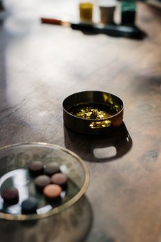 在自然光下，木桌上用金色闪烁和油漆进行艺术设置