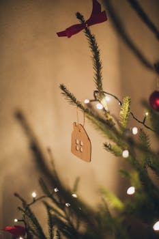 特写镜头中的圣诞树，装饰着暖色调的木制饰品和灯光