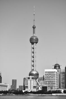 以上海标志性的东方明珠塔为特色的黑白城市景观