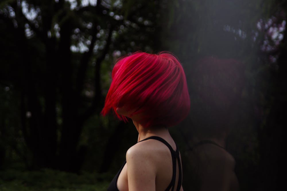 Red-haired girl in the forest | Photo: Pexels