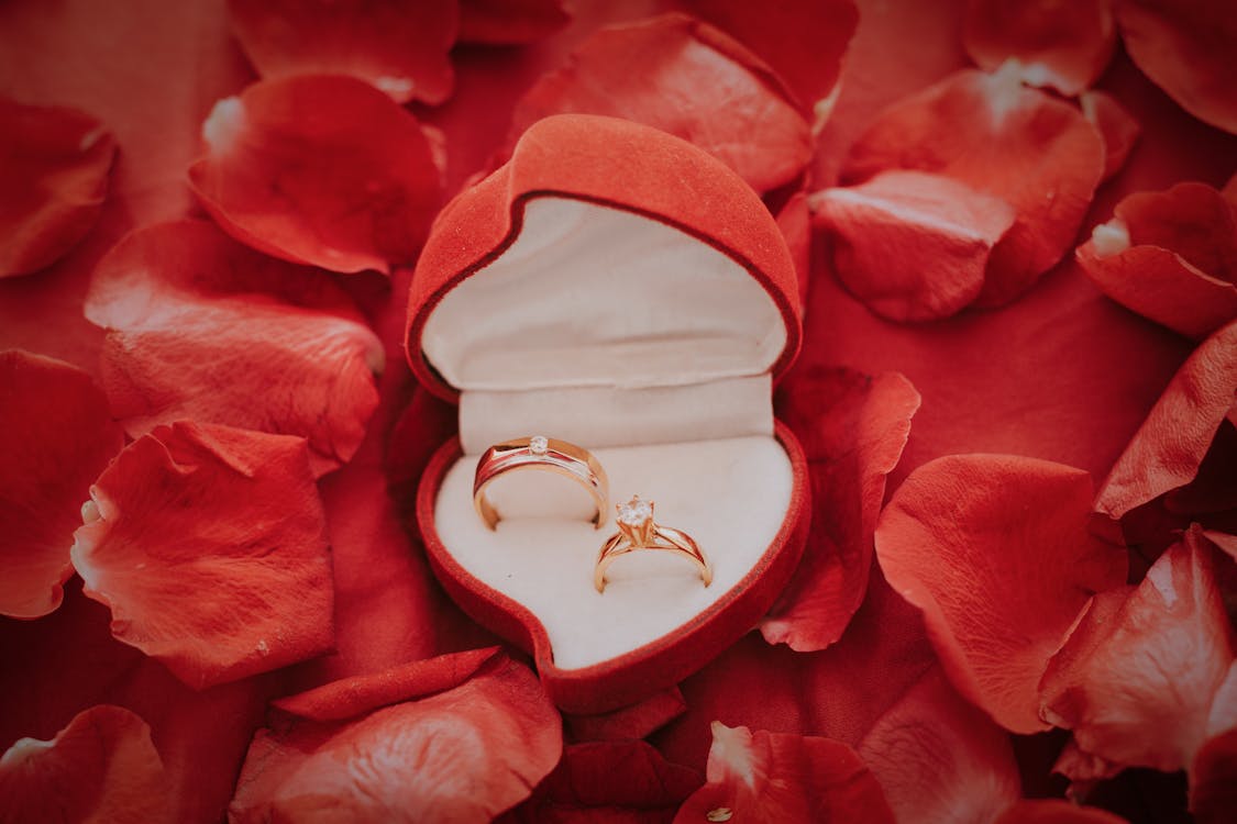 Here’s How to Navigate the Overwhelming Market of Love Rings