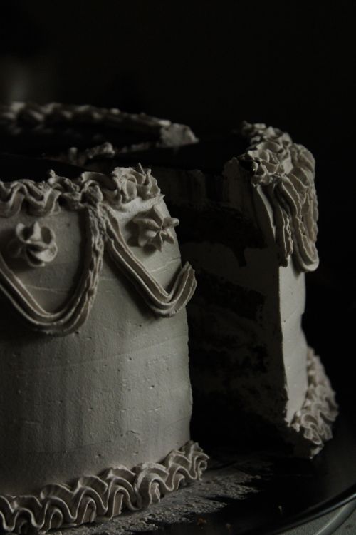 Free A beautifully decorated cream cake, perfect for special occasions and celebrations. Stock Photo
