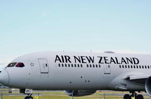 Air New Zealand Boeing 787 Dreamliner on the tarmac at Mascot Airport, Sydney, Australia. — arriving in Sydney