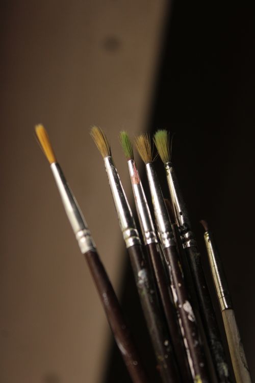 Free Artistic display of various painters' brushes in a studio setting. Stock Photo