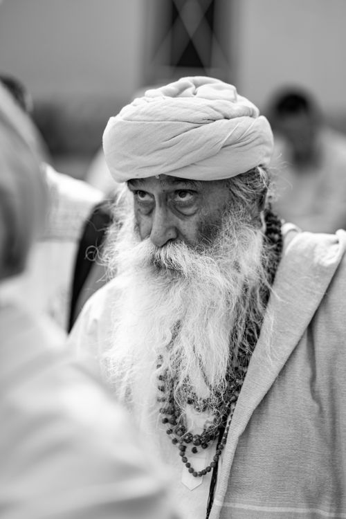 Free Striking black and white portrait of an elderly bearded man with turban, deep contemplation. Stock Photo