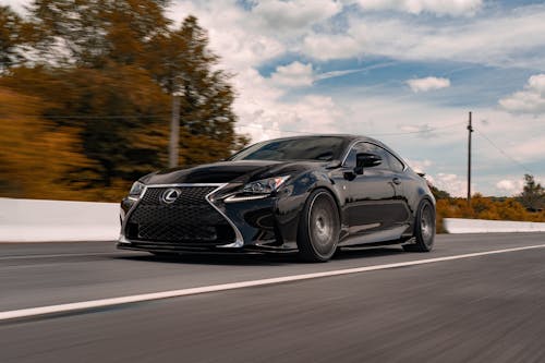 Lexus Noir Sur Route