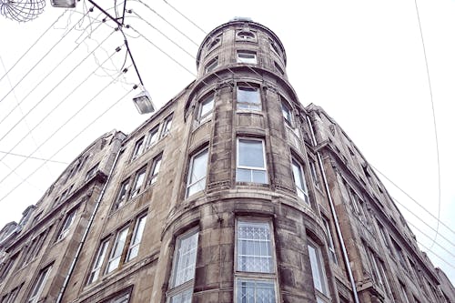 Fotografia A Basso Angolo Di Edificio In Cemento Marrone