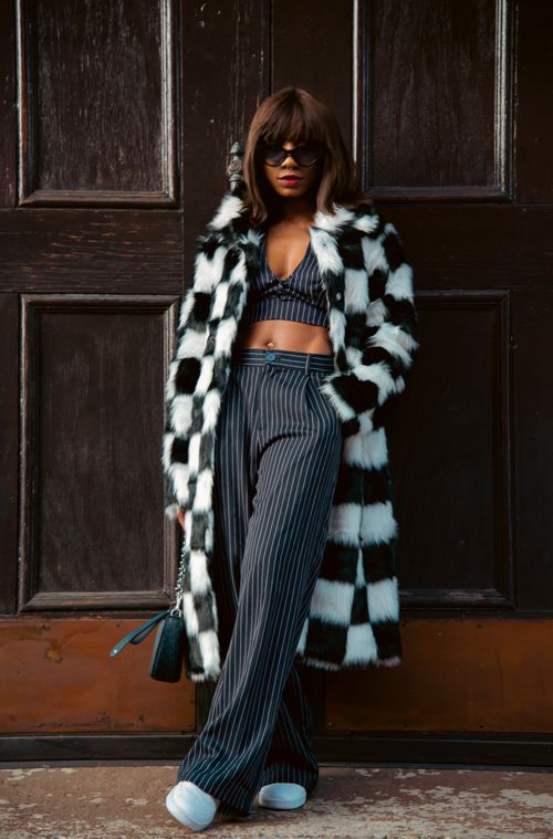 Free Fashionable woman posing in a stylish winter coat and outfit outdoors. Stock Photo