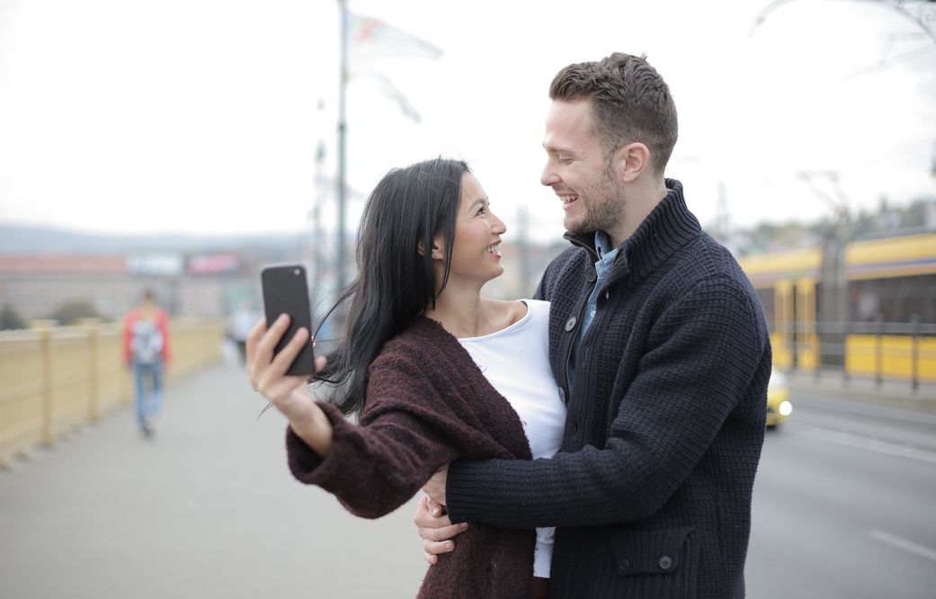 Online dating: starting a conversation on a niche platform