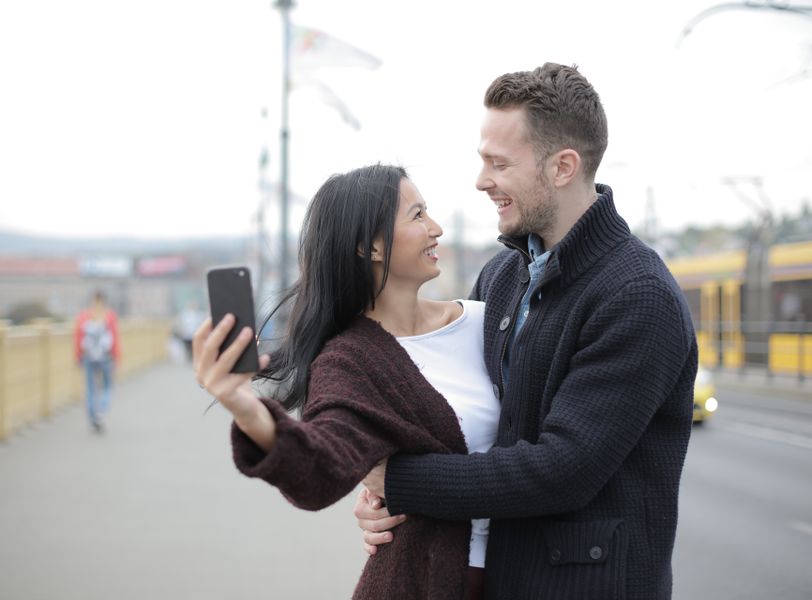 Online dating: starting a conversation on a niche platform