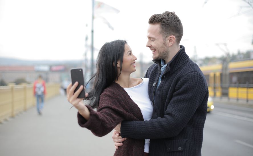 Online dating: starting a conversation on a niche platform