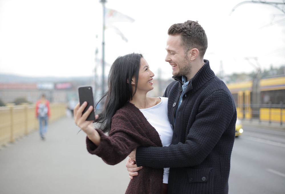 Online dating: starting a conversation on a niche platform
