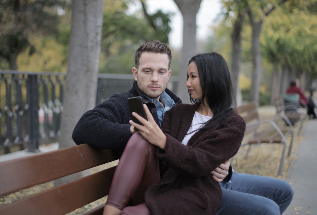 Online dating: starting a conversation on a niche platform