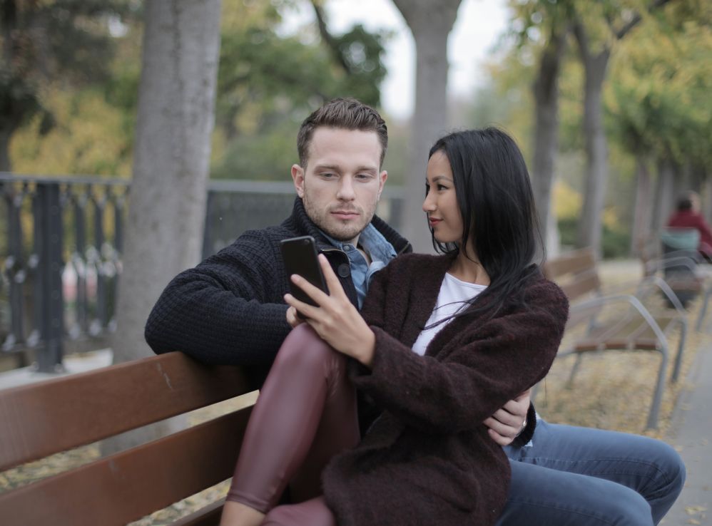 Online dating: starting a conversation on a niche platform
