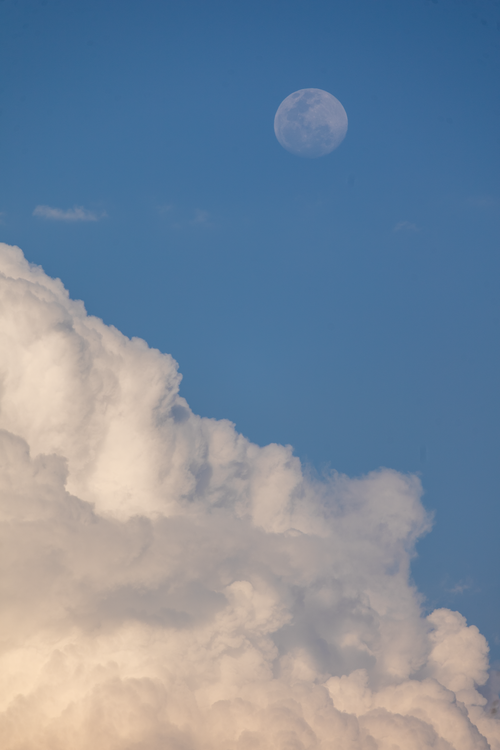 Free Captivating view of a cumulonimbus cloud with the daytime moon in a clear blue sky over KwaZulu-Natal, South Africa. Stock Photo