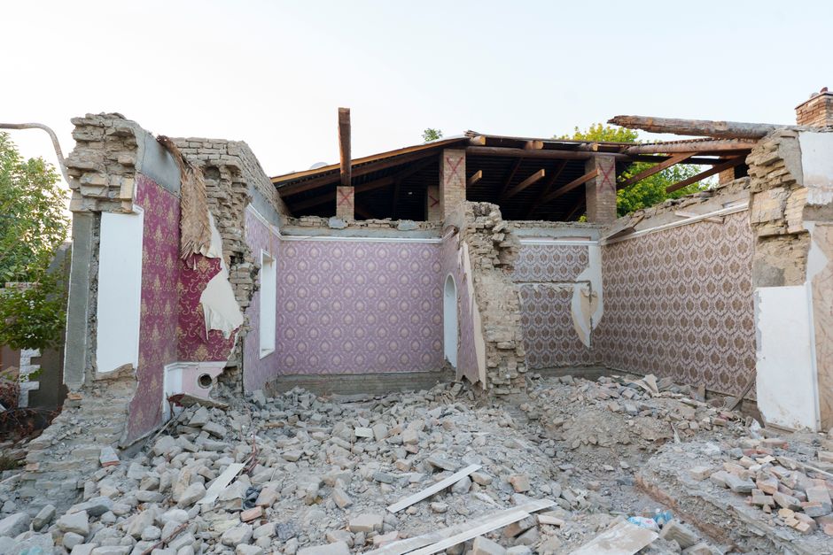 A partially demolished house in Samarkand showcases destruction and urban transformation.